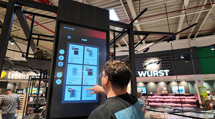 Ein Touchscreen macht aus dem Grillregal einen kompletten Katalog