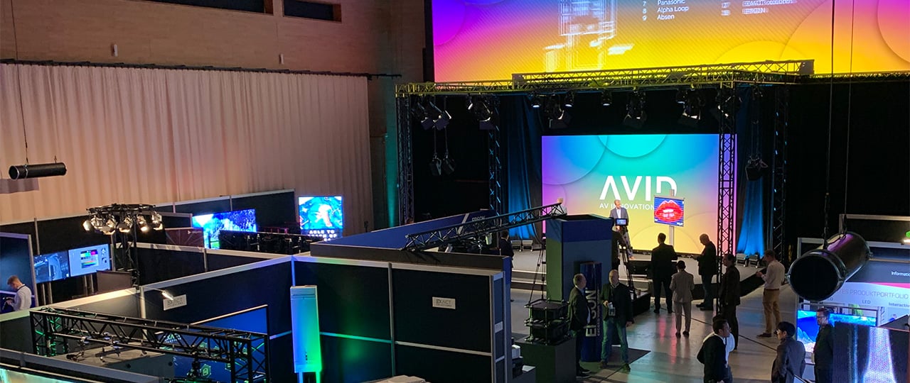https://www.eyefactive.com/img/press-releases/pr_2022_02_avid/stage/interactive-signage-corporate-communication-touchscreen-software-01-avid-2022.jpg