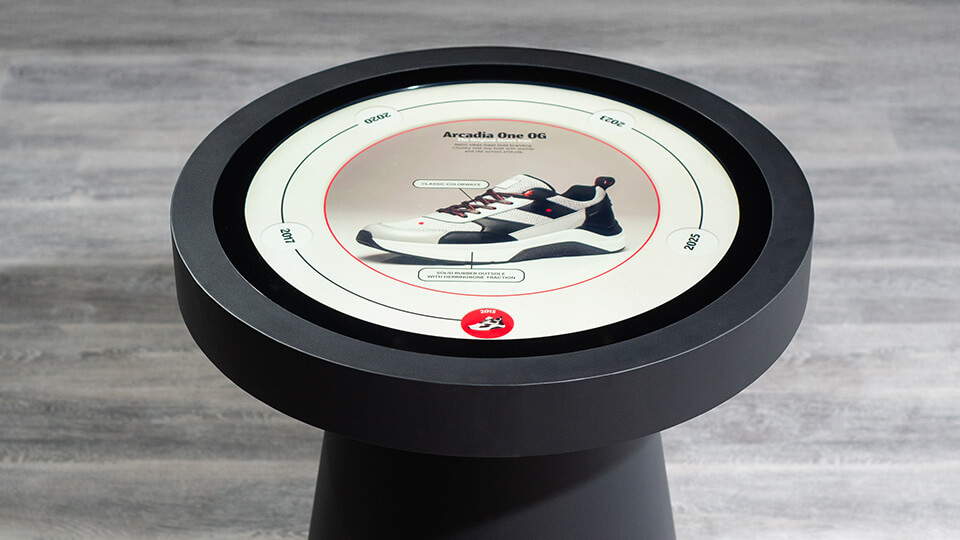 /img/press-releases/pr_2025_10_apollo_slim/list/round-touch-screen-display-table-tisch.jpg