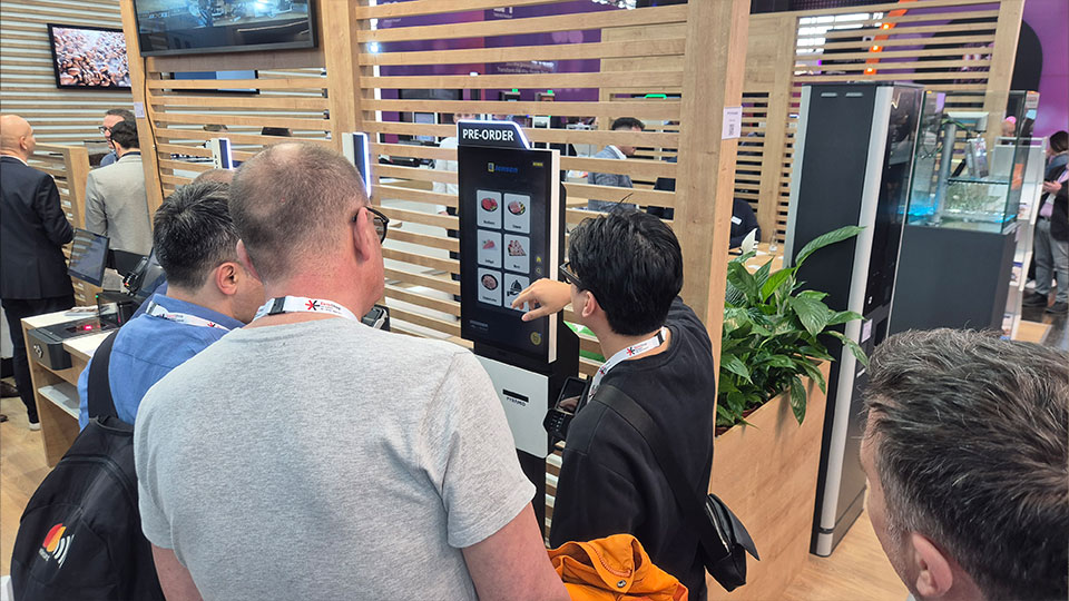 /img/press-releases/pr_2026_04_euroshop26/list/euroshop-2026-interactive-retail-touchscreen-solutions.jpg