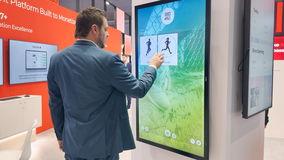 interactive-touchscreen-retail-app-multiuser-selection.jpg