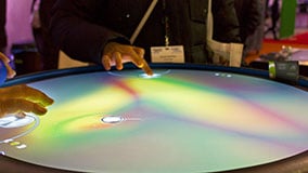 round-touch-screen-table-apollo-live-01-6.jpg