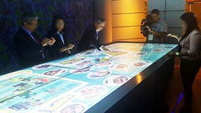 huge-large-scale-touchscreen-table-02-live-05.jpg