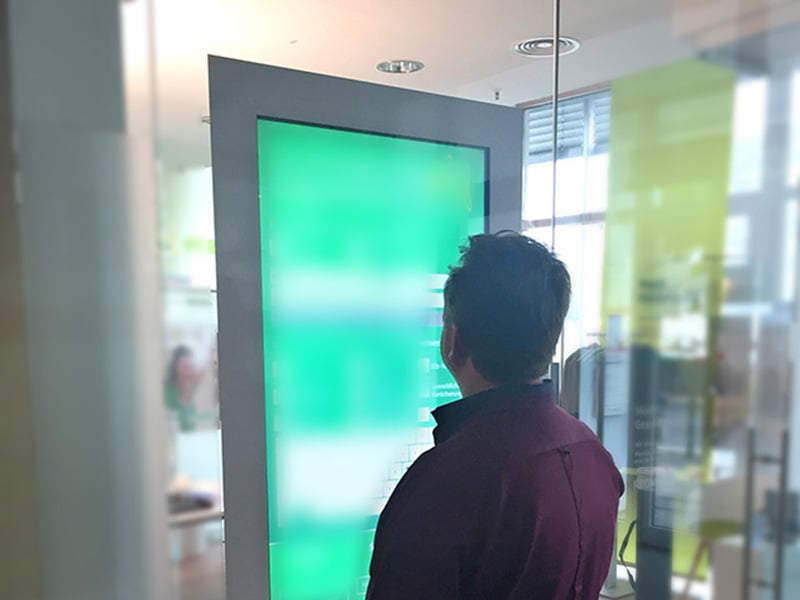 Advantages: Interactive Shopping Window Displays