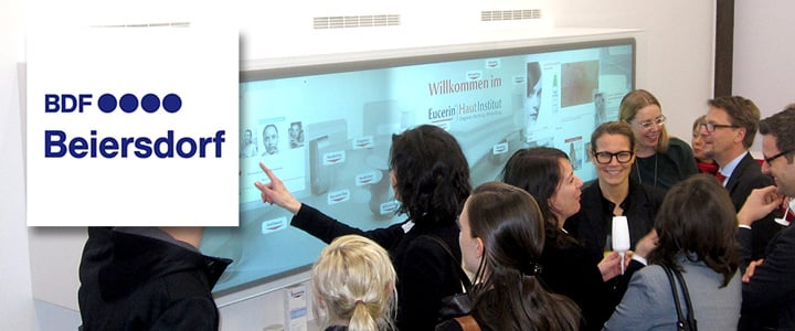 Nahtlose MultiTOUCH Wand mit Produkterkennung im Eucerin HautInstitut