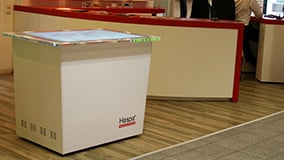 neuester-eyefactive-multitouch-tisch-begeistert-haspa-filialen-besucher-06.jpg