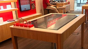 interactive-touchscreen-retail-pos-vodafone-touch-table-02.jpg