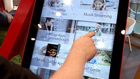 interactive-touchscreen-retail-pos-vodafone-touch-terminals-06.jpg