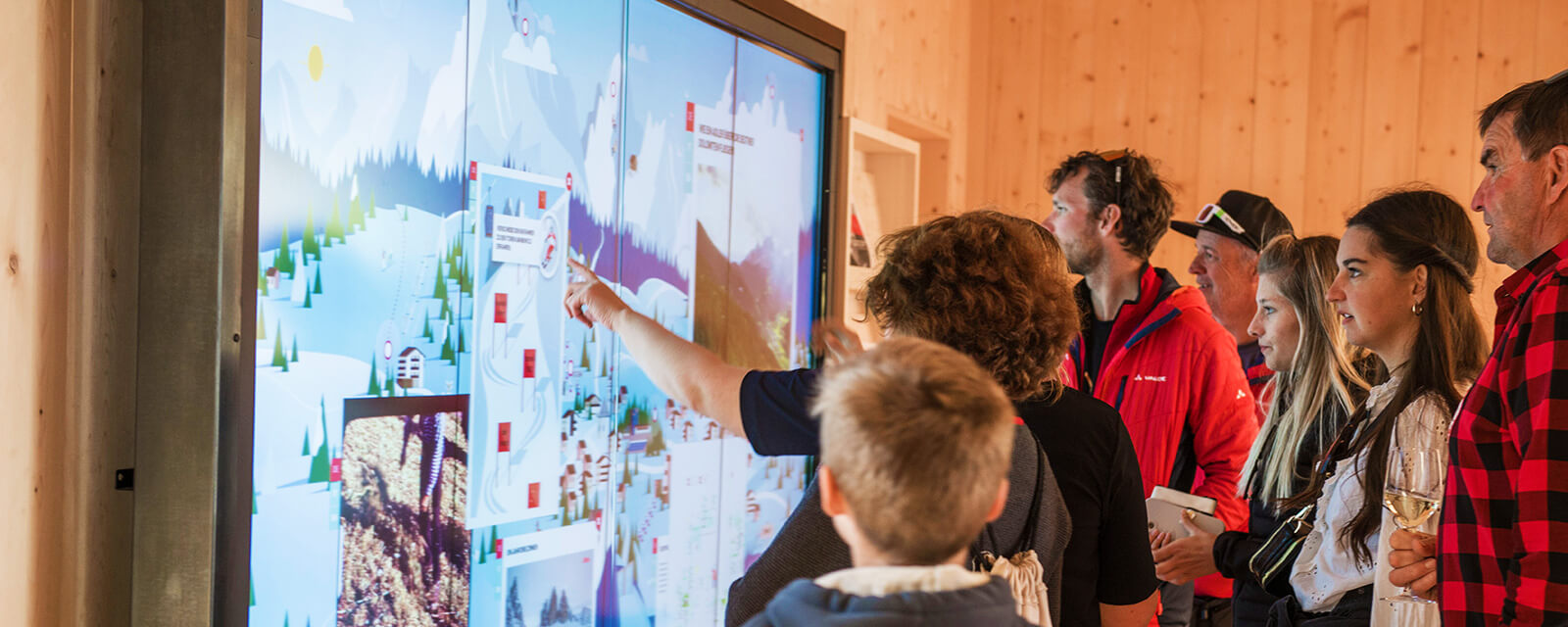 Sexten digitalisiert Tourismus-Center mit XXL interaktiver Videowall