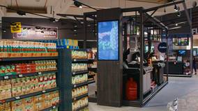 digital-signage-totem-supermarket-shelves.jpg
